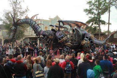 This was a small crowd for the days we were there last week. Very small.